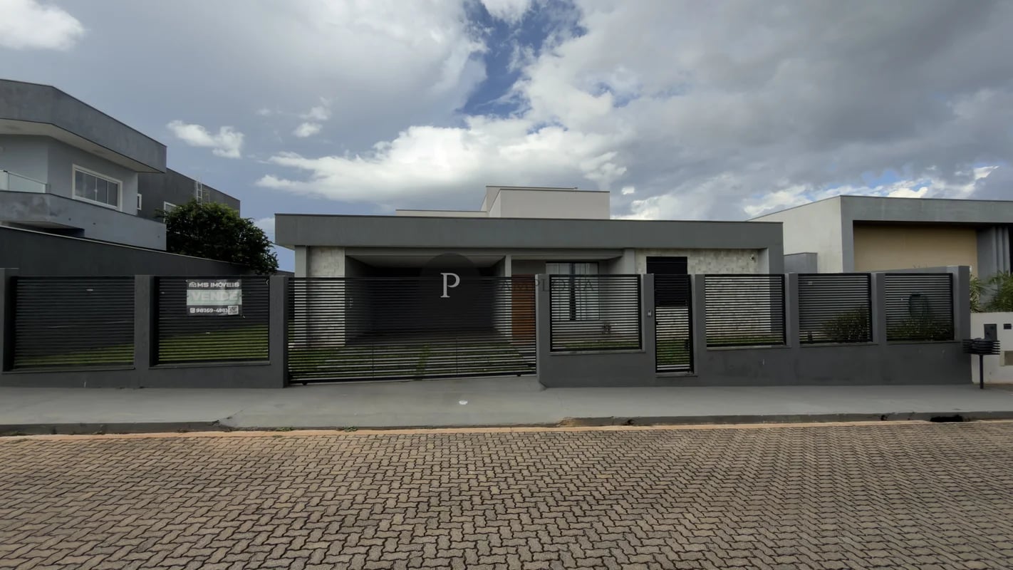 Casa com pé-direito duplo e cinco suítes