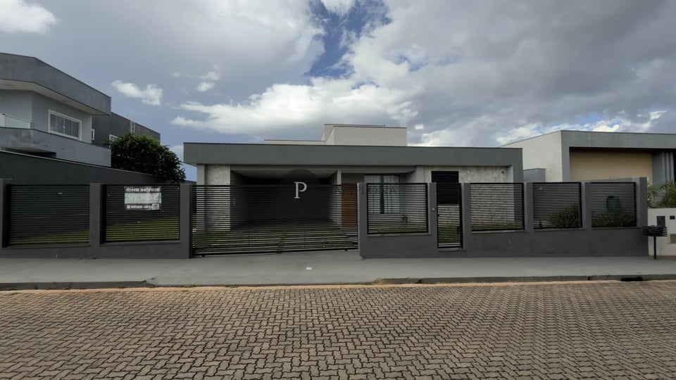 Casa com pé-direito duplo e cinco suítes
